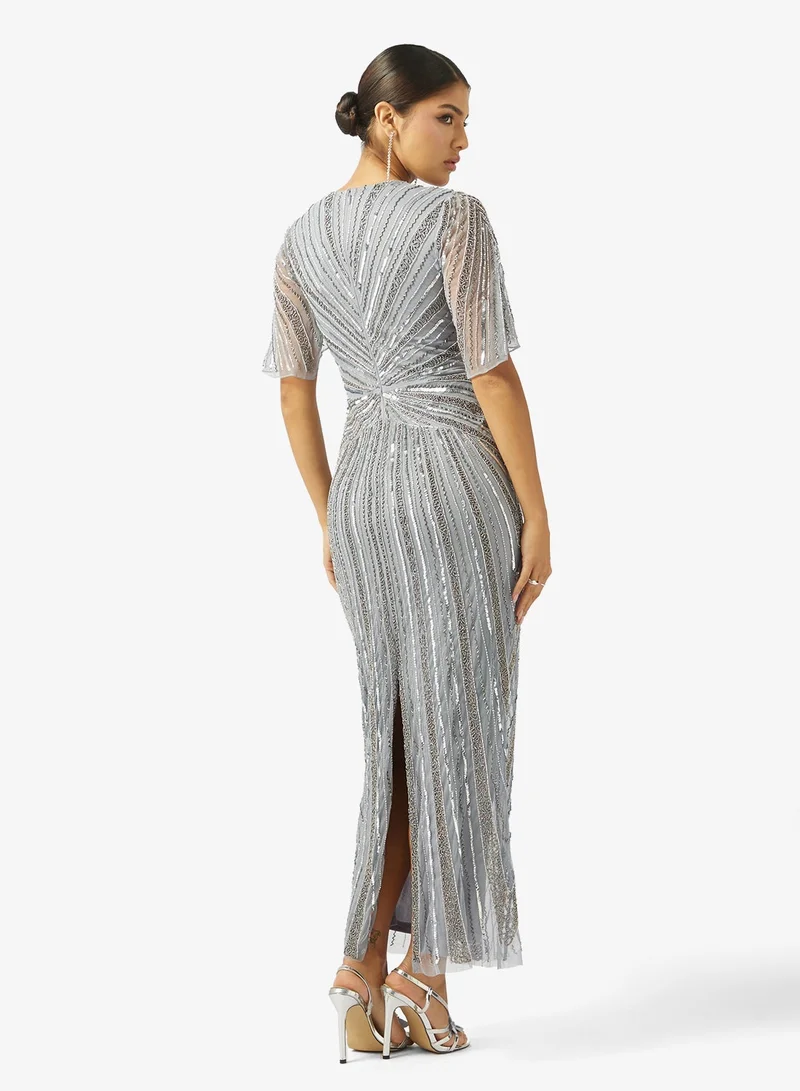 اميليا روز فستان ماكسي بياقة على شكل حرف  مزين بالترتر